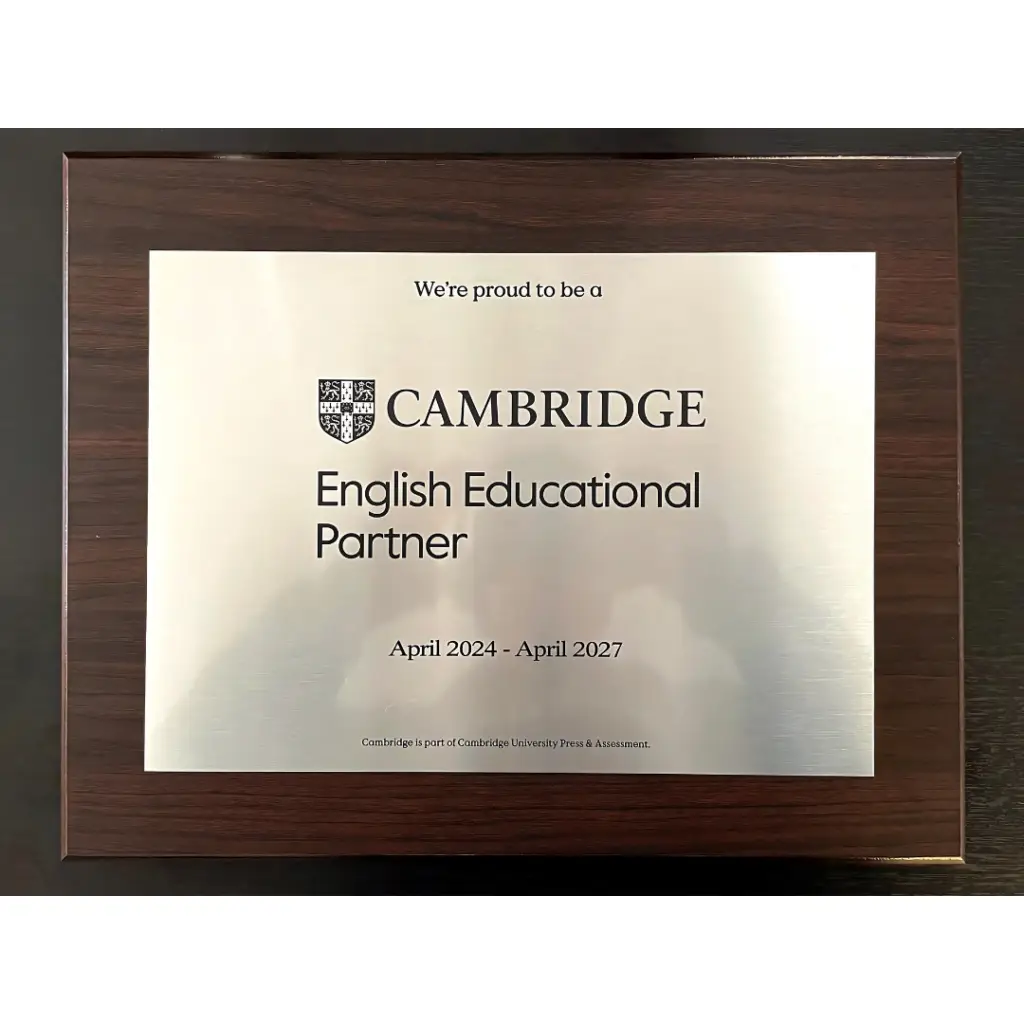 Placa Conmemorativa convenio Cambridge con Premium Level 2024